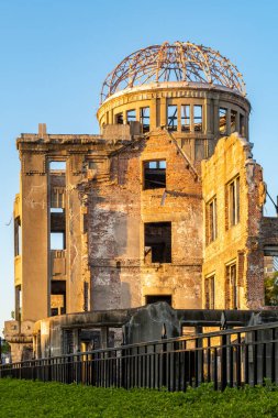 Hiroşima Barış Anıtı 'nın (Atom Bombası Kubbesi) Hiroşima, Japonya' da günbatımında yakın plan portresi.