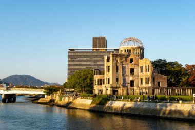 Japonya 'da gün batımında ünlü Hiroşima Barış Anıtı (Atom Bombası Kubbesi) manzarası.