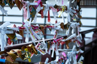 Omikuji - fal kağıtları birçok tapınak ve tapınakta bulunur. Suwa Shinto Tapınağı, Nagasaki, Japonya.
