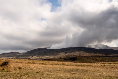 Aso Yanardağı patlamadan günler önce buhar salıyor (Kasım 2019). Kyushu, Japonya.