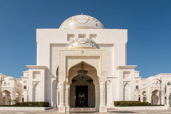 Abu Dabi, BAE, 08 / 02 / 2020. BAE Başkanlık Sarayı Qasr Al Watan, girişten halka açık, dış görünüşlü, beyaz kireçtaşı dekore edilmiş duvarlar ve görkemli kubbeyle, insan yok..