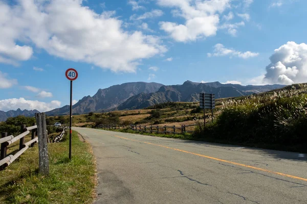 Landstraße Mit Tempolimit Durch Den Aso Kuju Nationalpark Auf Der — Stockfoto