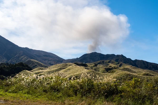麻生山 日本最大的活火山 152米 喷出蒸汽 照片于2019年11月4日拍摄 九州岛 — 图库照片