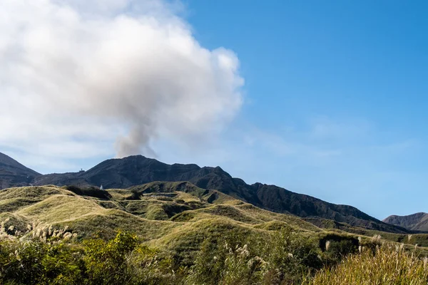麻生山 日本最大的活火山 1592米 喷出蒸汽 照片于2019年11月4日拍摄 九州岛 — 图库照片