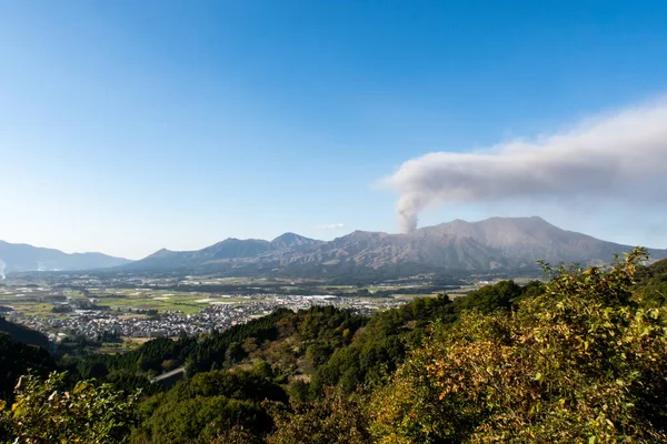 在阳光灿烂的奥图姆日 远眺阿索火山喷发前释放出来的蒸汽和山脊 日本九州熊本县 — 图库照片
