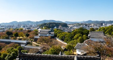 Himeji Kalesi 'nin tepesinden manzara manzarası Himeji şehri ve sonbaharda tahkimatlar, Japonya.