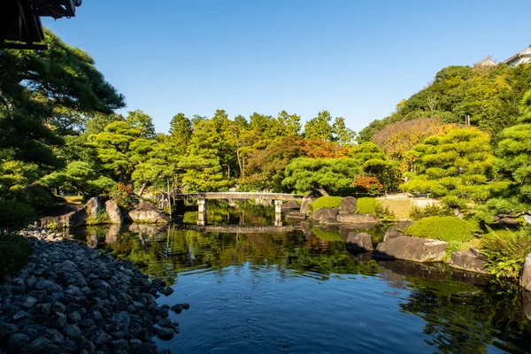 位于日本喜美城堡的科科恩日本传统园林 园内有一个池塘 能倒映着树木和五彩缤纷的秋树 — 图库照片
