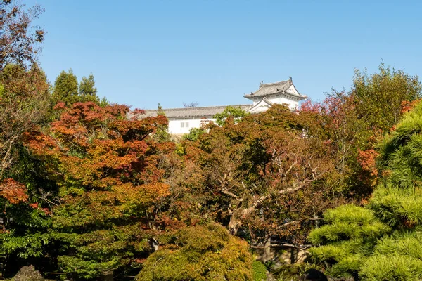 通过五彩缤纷的秋叶从Koko En日本花园俯瞰Himeji城堡建筑 11月 日本Himeji — 图库照片
