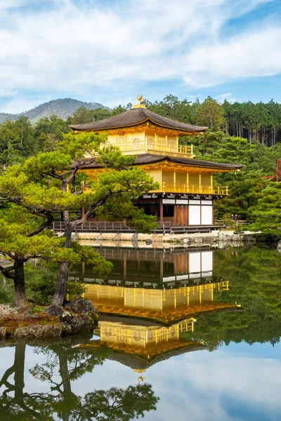 日本京都的一座佛寺 秋天的立面肖像 其倒映在清澈的水塘和绿树上 — 图库照片