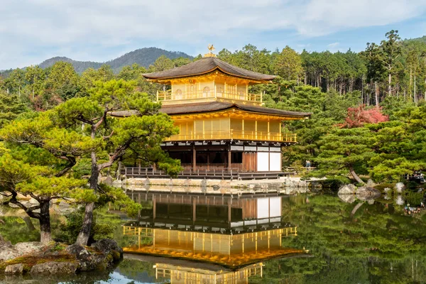 日本金阁寺 位于日本秋园漫步 明亮的色彩和美丽的蓝天 镜框中央有一座庙宇 — 图库照片