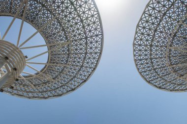 Mavi gökyüzü arka planına sahip modern metal aydınlatma yapıları, Bluewaters Adası Dubai 'de yeni yapay bölge, Birleşik Arap Emirlikleri. 