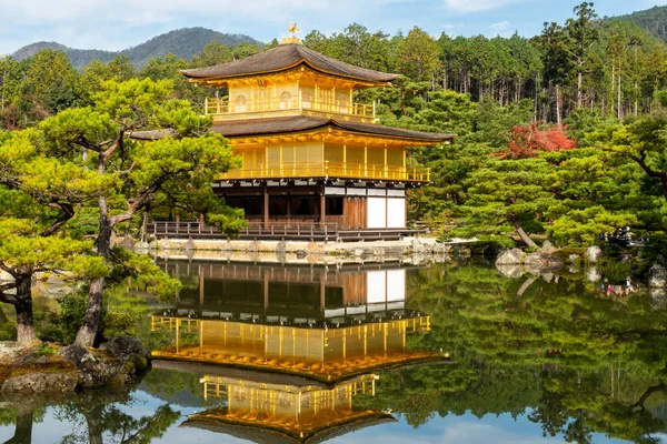 日本京都的一座日本游乐园中的一座金亭 的著名寺庙及其在池塘中的倒影 — 图库照片