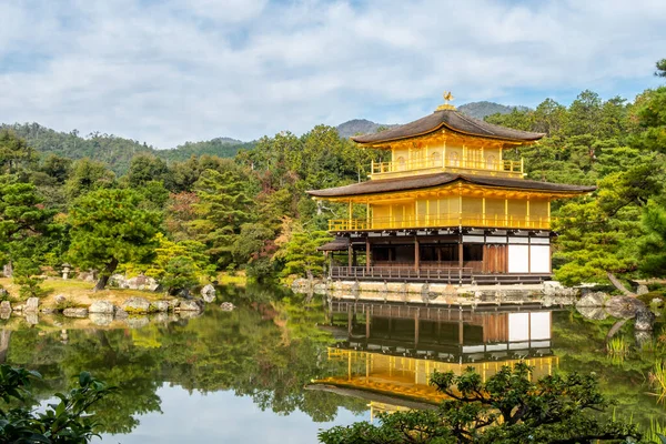 Kyoto Japan 金亭大殿 金口寺 及其在日本秋天池塘中的倒影 — 图库照片