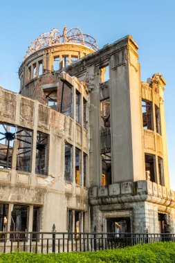 HIROSHIMA, Japonya, 31 / 10 / 2019. Hiroşima Barış Anıtı 'nın (Atom Bombası Kubbesi) Japon Hiroşima' da gün batımında yakın çekim görüntüsü.