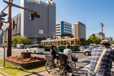 HIROSHIMA, Japonya, 31 / 10 / 2019. Atom bombasından kurtulan 651 numaralı ünlü yeşil tramvay ile Hiroşima 'da yol kesişmesi..