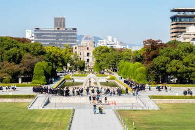 HIROSHIMA, Japonya. 31 / 10 / 2019. Hiroşima Barış Anıtı Parkı ve turistlerin olduğu Atom Bombası Kubbesi geniş görüş alanımızda..