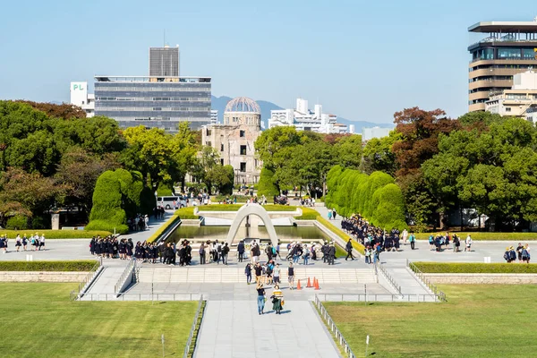 HIROSHIMA, Japonya. 31 / 10 / 2019. Hiroşima Barış Anıtı Parkı ve turistlerin olduğu Atom Bombası Kubbesi geniş görüş alanımızda..