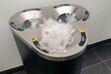Dubai, BAE 'deki süpermarketin önünde plastik tek kullanımlık eldivenlerle dolu bir çöp kutusu COVID-19 salgın yönetmelikleri nedeniyle plastik kirliliği taşıyor. Çevirisi: 