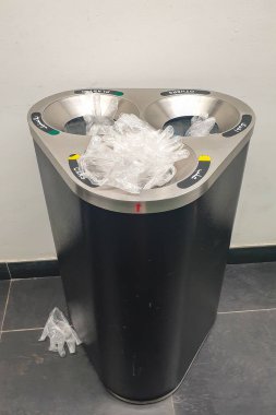 Dubai, BAE 'deki süpermarketin önünde plastik tek kullanımlık eldivenlerle dolu bir çöp kutusu COVID-19 salgın yönetmelikleri nedeniyle plastik kirliliği taşıyor. Çevirisi: 