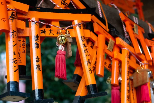 Muchas Pequeñas Puertas Torii Rojas Con Oraciones Dejadas Por Los —  Fotos de Stock