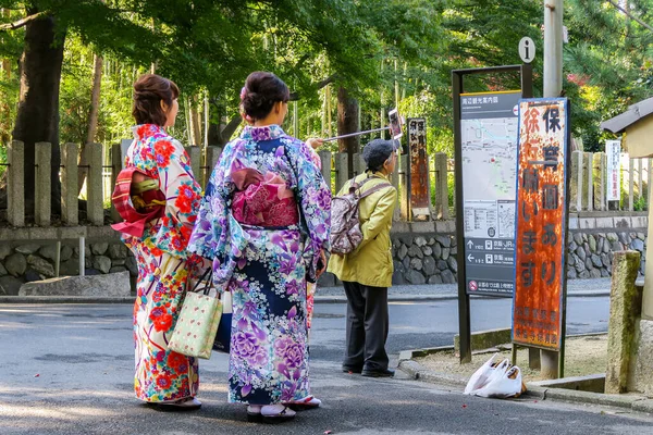 Kyoto Japón Dos Turistas Femeninas Kimono Japonés Colorido Tradicional Tomando — Foto de Stock