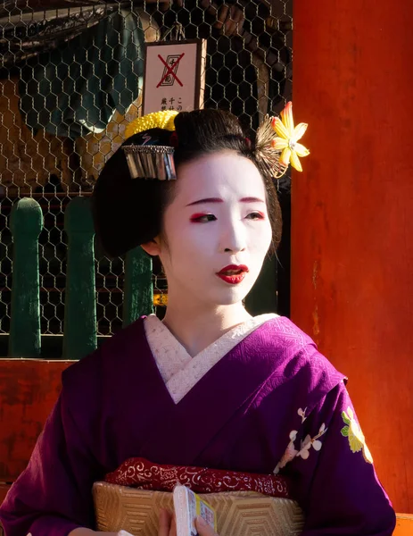 Kyoto Japan 2019年11月8日 真正的艺妓 穿着紫色和服在Yasaka Shrine主持一个活动 — 图库照片