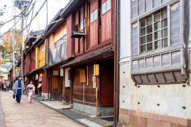 Kanazawa, Japonya, 09 / 11 / 19. Higashi Chaya Geyşa bölgesi. Eski ahşap evleri ve geleneksel Japon kimonosu giymiş turistler.. 