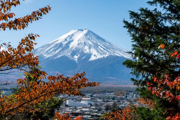 通过红色和橙色的秋叶 从日本川崎子的楚里托塔清楚地看到富士山的峰顶 — 图库照片