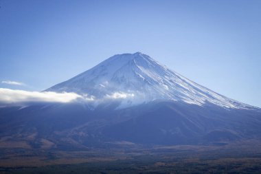 Günbatımından önce, Japonya 'nın sonbaharda Kawaguchiko Ropeway bölgesinden Fuji Dağı' nın açık bir manzarası var..