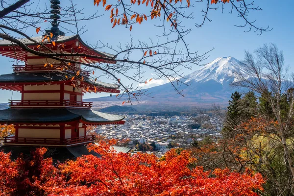 日本富士山的著名秋景 有着传统的红塔和五彩缤纷的日本枫叶 — 图库照片
