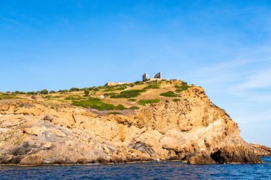 Kayalıklardaki antik Poseidon Tapınağı kalıntıları, Sounion - güneşli yaz gününde denizden uzak manzara, kristal mavi gökyüzü, Yunanistan