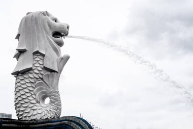 Singapur, 22 / 01 / 19. Merlion aslan heykeli, Singapur 'un ulusal simgesi, Merlion Park' ta, şehir merkezi bölgesinde, arka planda koyu bulutlu gökyüzü, sade minimalist manzara.