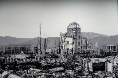 Hiroşima, Japonya, 31 / 10 / 19. Hiroşima ilçe endüstriyel promosyon salonu ile Hiroşima Barış Anıtı Müzesi 'nde 6 Ağustos 1945' te gerçekleştirilen atom bombardımanı sonrası Hiroşima 'yı yok etti ve şimdi Genbaku Kubbesi olarak biliniyor..
