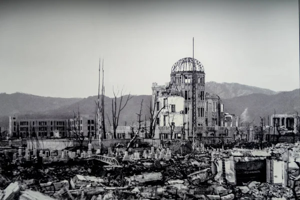 Hiroşima, Japonya, 31 / 10 / 19. Hiroşima ilçe endüstriyel promosyon salonu ile Hiroşima Barış Anıtı Müzesi 'nde 6 Ağustos 1945' te gerçekleştirilen atom bombardımanı sonrası Hiroşima 'yı yok etti ve şimdi Genbaku Kubbesi olarak biliniyor..