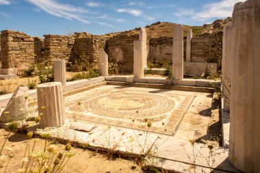 DELOS Adası 'ndaki Yunuslar Evi' nin zemininde bir mozaik - Yunanistan 'daki mitolojik, tarihsel ve arkeolojik alan.