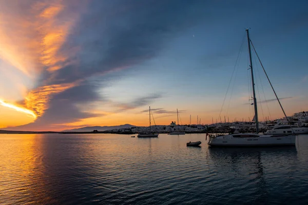 Veleros Anclados Con Magnífico Amanecer Con Saturado Banco Naranja Púrpura — Foto de Stock