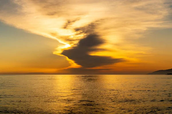 Naranja Dramático Amanecer Sobre Mar Con Banco Nubes Oscuras Cielo — Foto de Stock