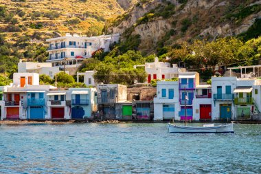 Milos Adası 'ndaki Klima balıkçı köyü - Yunanistan' ın en renkli balıkçı köyü, renkli kapıları, pencereleri, balkonları ve geleneksel beyazlatılmış duvarları, güneşli bir günde manzara manzarası