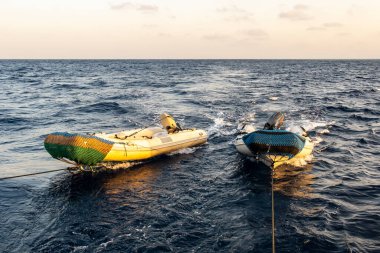 İki büyük, hızlı, boş sandal bir dalış teknesi tarafından çekiliyor, Kızıl Deniz, Sudan..