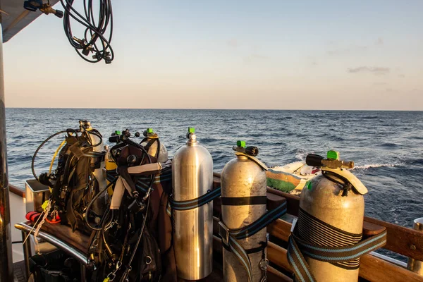 Equipamento Mergulho Com Tanques Bcds Reguladores Cintos Peso Montados Barco — Fotografia de Stock