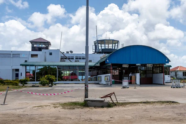 Chake Chake Pemba Tanzania 小奔巴机场航站楼和Chake Chake镇的大楼 进出大厅入口和控制塔 — 图库照片