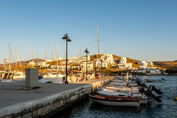 LOUTRA, Kythnos, Yunanistan, 03 / 06 / 2019. Altın saat boyunca Loutra Marina Kythnos, Cyclades Adaları 'ndaki iskeleye demirlemiş yelkenli ve balıkçı tekneleri.. 