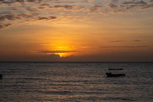 Pôr Sol Laranja Sobre Oceano Índico Costa Ilha Pemba Tanzânia — Fotografia de Stock