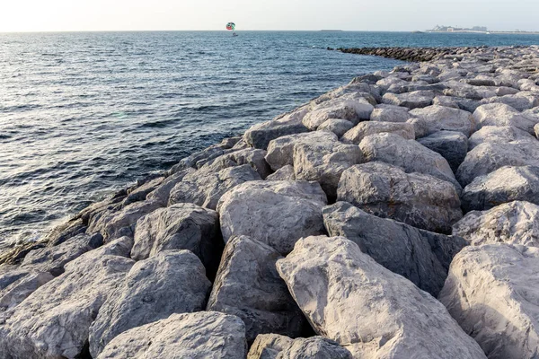 Джетти Крупных Камней Скал Выходящих Море Острове Блюуотер Дубае Парашютное — стоковое фото