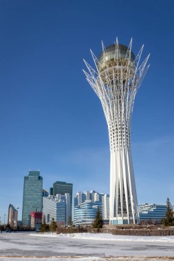 Astana, Kazakistan, 29.01.22. Baiterek Kulesi, modern cam gökdelenler ve açık bir kış gününde ofis binalarıyla Astana şehrinin dikey silueti..