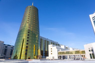 Astana, Kazakistan, 29.01.22. Astana, Kazakistan 'daki Altın Kuleler, Bakanlar Kurulu' nun bir yapı kompleksi ve Samruk-Kazyna karargahı, modern altın yansıtıcı kule, kış manzarası.