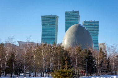 Astana, Kazakistan, 29.01.22. Astana 'nın milli arşivleri Kazakistan yumurta şekilli bina (The Egg), arka planda ve kış parkında modern apartman otel binaları bulunmaktadır..