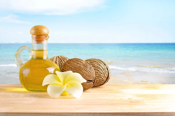 Zeytinyağı, pong tohumu veya othalanga ile sıkıştırın ve ahşap masa üzerinde yumuşak tonda sabun ile plaj arka planı, doğal ve spa konsepti