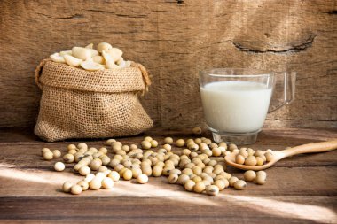 Soya fasulyesi ve soya sütü gibi sade bir görüntü..