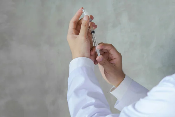 医師は注射器でウイルスワクチンを投与する準備 — ストック写真
